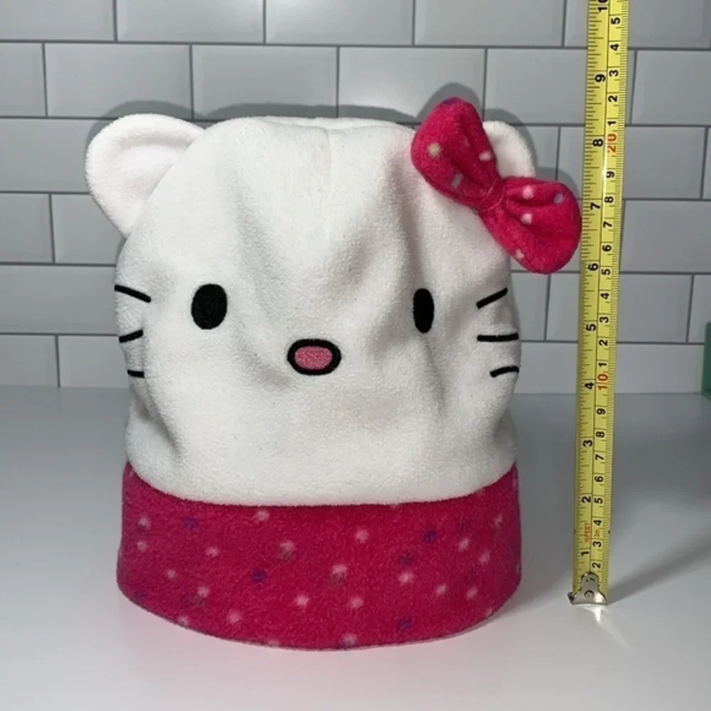 Hello Kitty youth fleece hat with polka dots & bow.  100%‎ polyester.